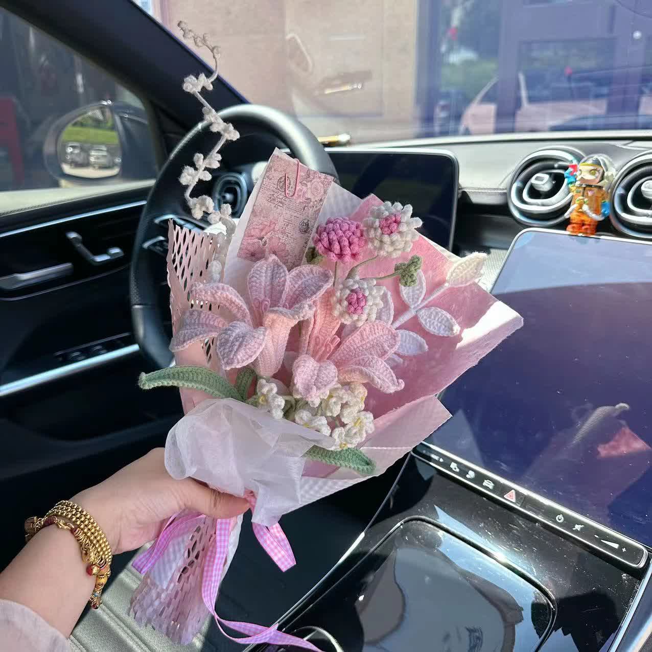 Bouquet di rose e girasoli lavorati a maglia e all'uncinetto a mano