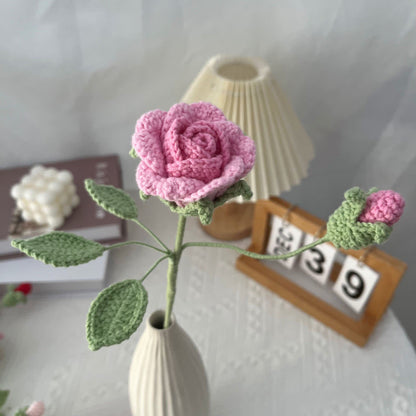 Camelia artificiale lavorata a maglia e all'uncinetto