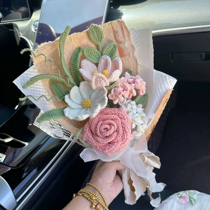 Bouquet di rose e girasoli lavorati a maglia e all'uncinetto a mano