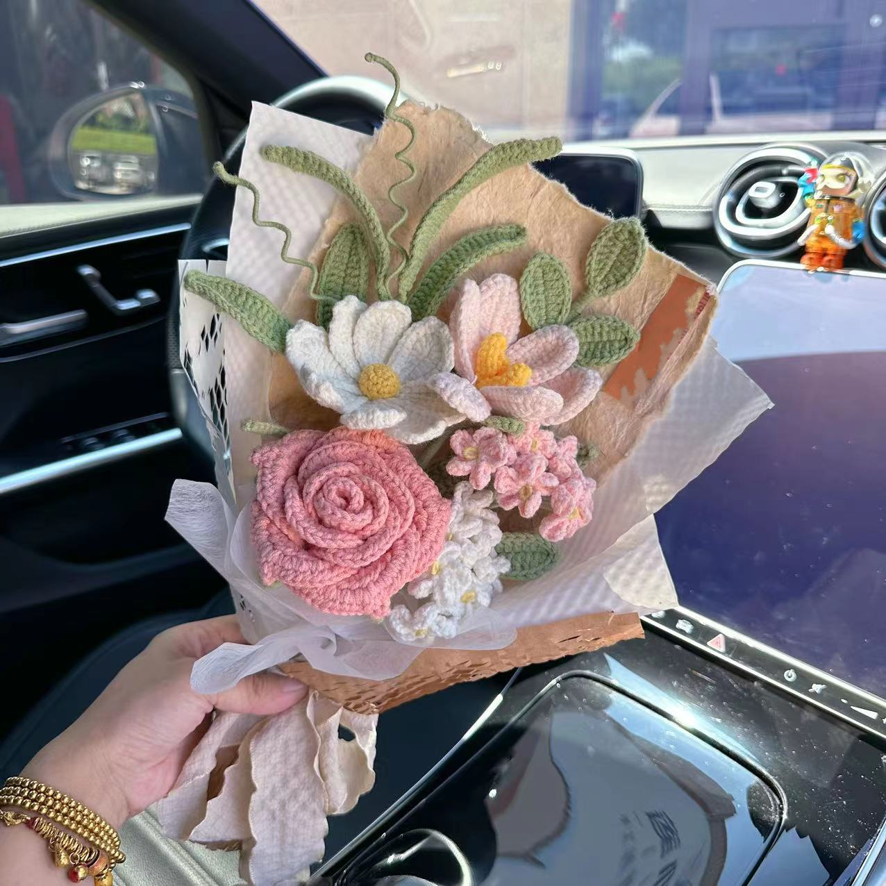 Bouquet di rose e girasoli lavorati a maglia e all'uncinetto a mano
