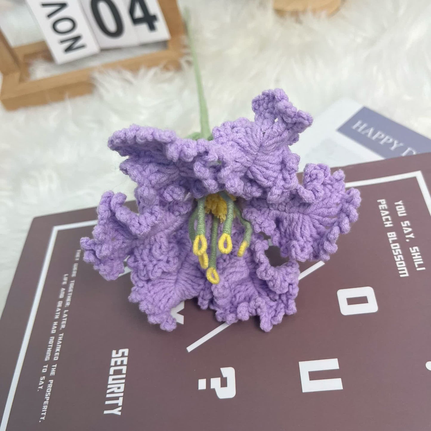 Bouquet di Lagerstroemia eterna lavorata a maglia e all'uncinetto