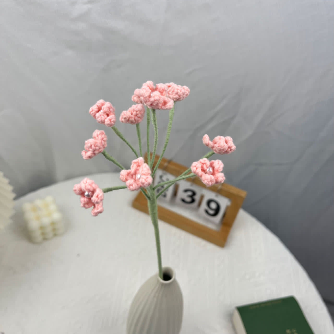 Bouquet di gypsophila lavorato a maglia all'uncinetto fatto a mano