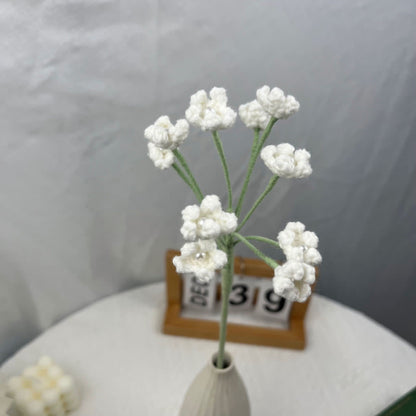 Bouquet di gypsophila lavorato a maglia all'uncinetto fatto a mano
