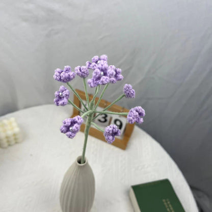 Bouquet di gypsophila lavorato a maglia all'uncinetto fatto a mano