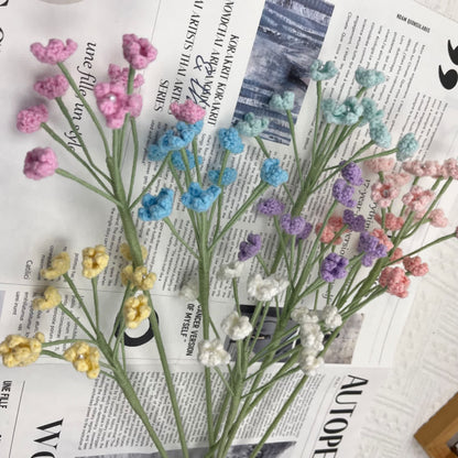Bouquet di gypsophila lavorato a maglia all'uncinetto fatto a mano