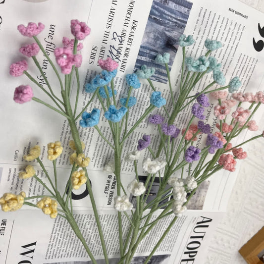 Bouquet di gypsophila lavorato a maglia all'uncinetto fatto a mano
