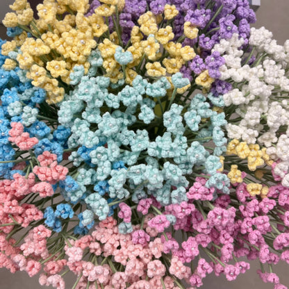 Bouquet di gypsophila lavorato a maglia all'uncinetto fatto a mano