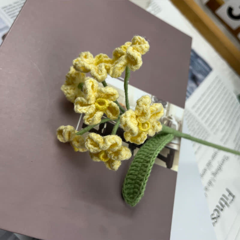 Bouquet di nontiscordardime fatto a mano all'uncinetto e lavorato a maglia