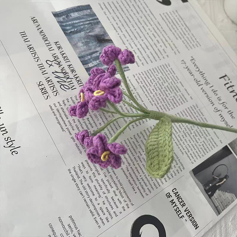 Bouquet di nontiscordardime fatto a mano all'uncinetto e lavorato a maglia