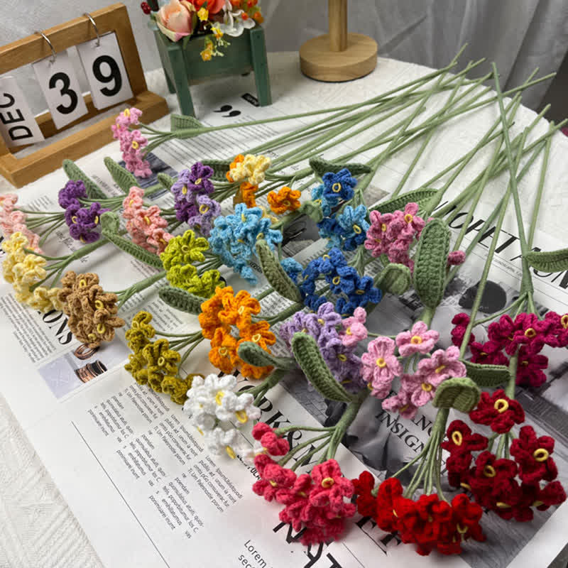 Bouquet di nontiscordardime fatto a mano all'uncinetto e lavorato a maglia