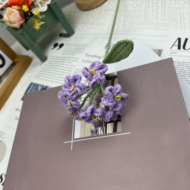 Bouquet di nontiscordardime fatto a mano all'uncinetto e lavorato a maglia