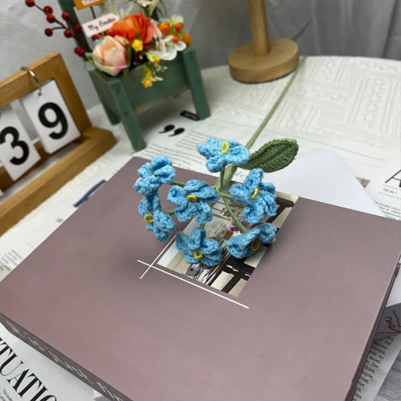 Bouquet di nontiscordardime fatto a mano all'uncinetto e lavorato a maglia