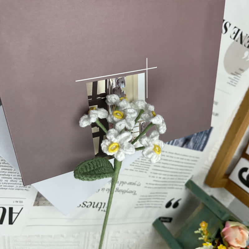 Bouquet di nontiscordardime fatto a mano all'uncinetto e lavorato a maglia