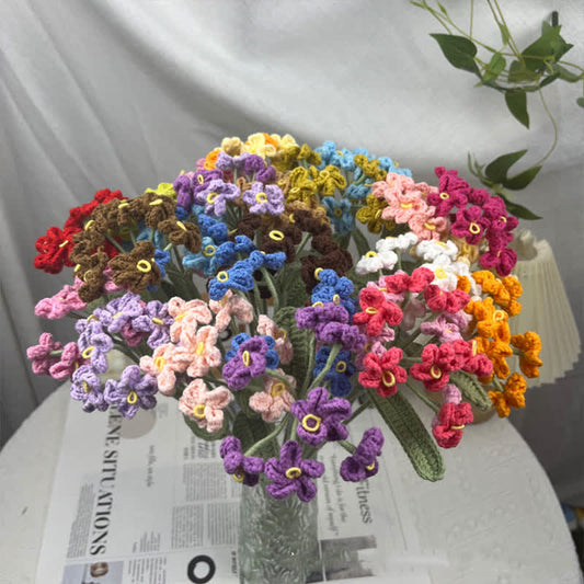 Bouquet di nontiscordardime fatto a mano all'uncinetto e lavorato a maglia