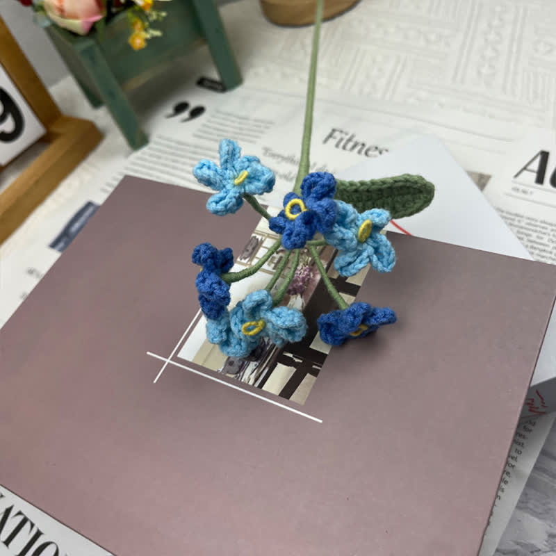 Bouquet di nontiscordardime fatto a mano all'uncinetto e lavorato a maglia