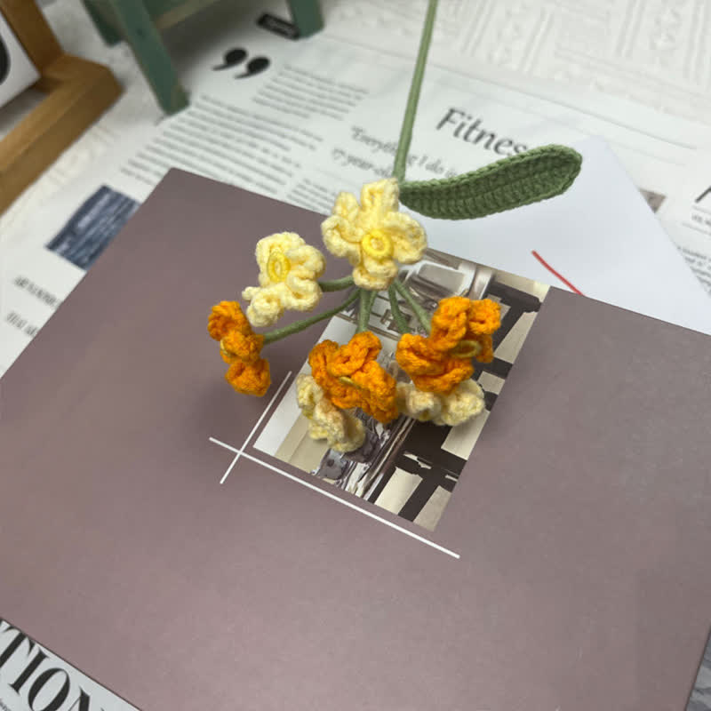 Bouquet di nontiscordardime fatto a mano all'uncinetto e lavorato a maglia