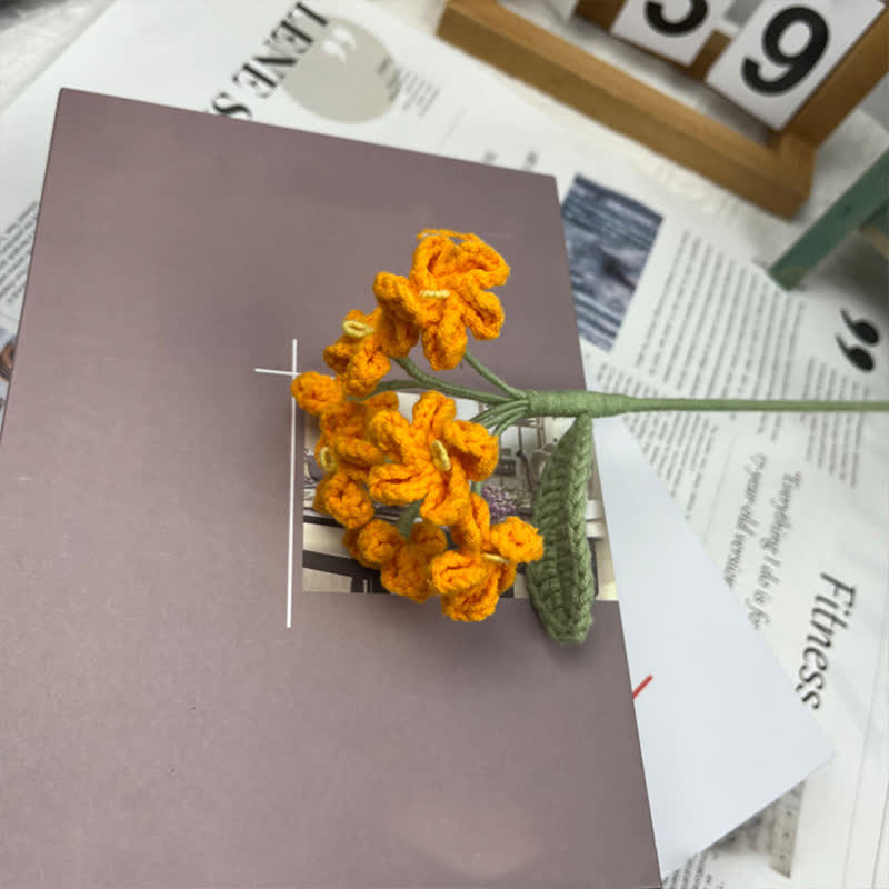 Bouquet di nontiscordardime fatto a mano all'uncinetto e lavorato a maglia