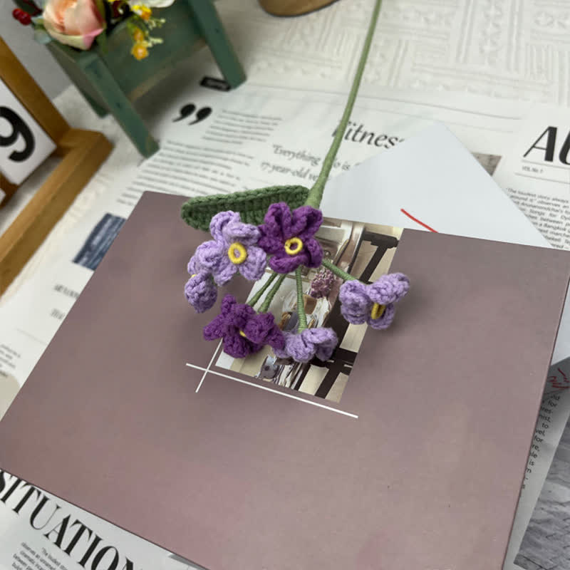 Bouquet di nontiscordardime fatto a mano all'uncinetto e lavorato a maglia