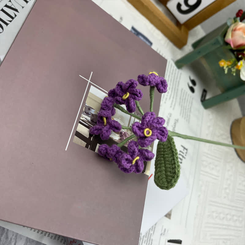 Bouquet di nontiscordardime fatto a mano all'uncinetto e lavorato a maglia