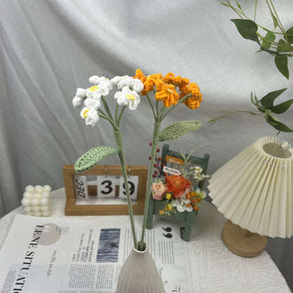 Bouquet di nontiscordardime fatto a mano all'uncinetto e lavorato a maglia