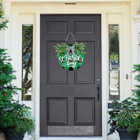 Decorazione creativa da appendere alla porta con foglie verdi per il giorno di San Patrizio