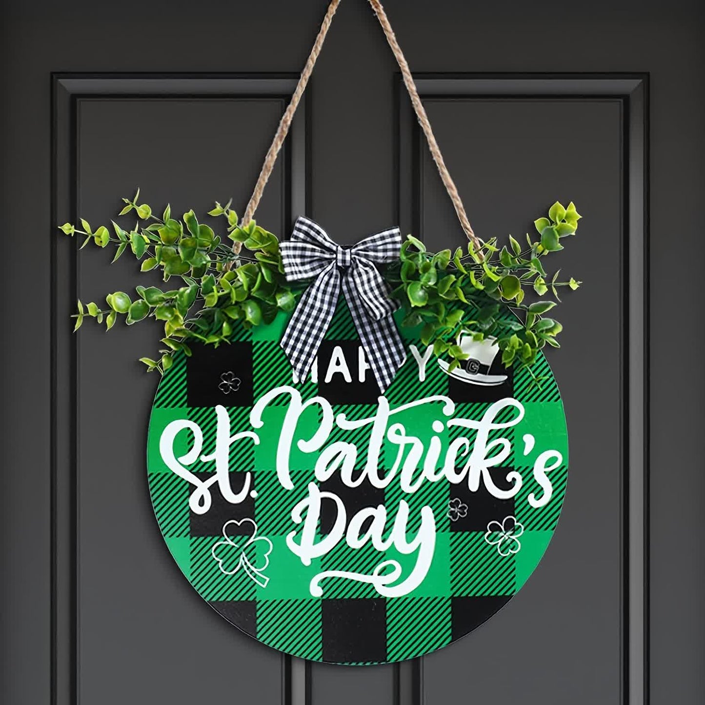 Decorazione creativa da appendere alla porta con foglie verdi per il giorno di San Patrizio