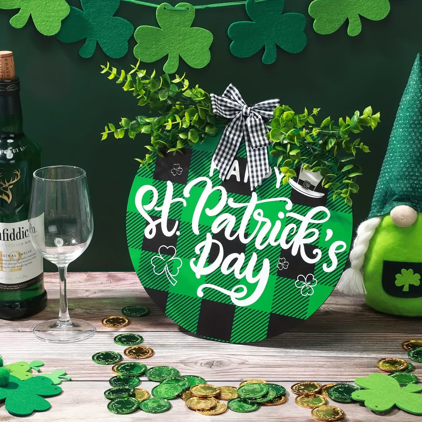 Decorazione creativa da appendere alla porta con foglie verdi per il giorno di San Patrizio