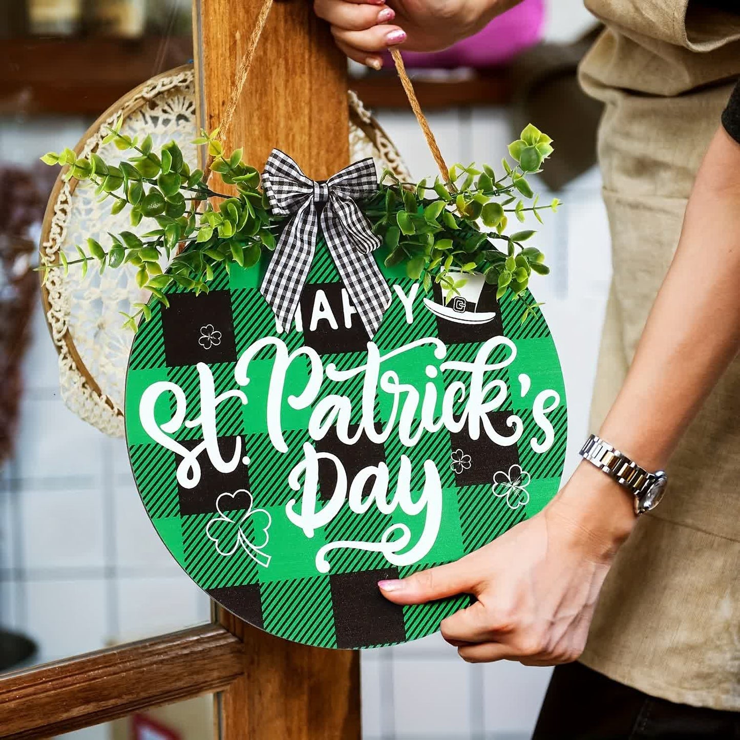 Decorazione creativa da appendere alla porta con foglie verdi per il giorno di San Patrizio