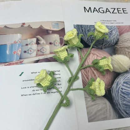 Decorazione a forma di campanula lavorata a maglia e all'uncinetto