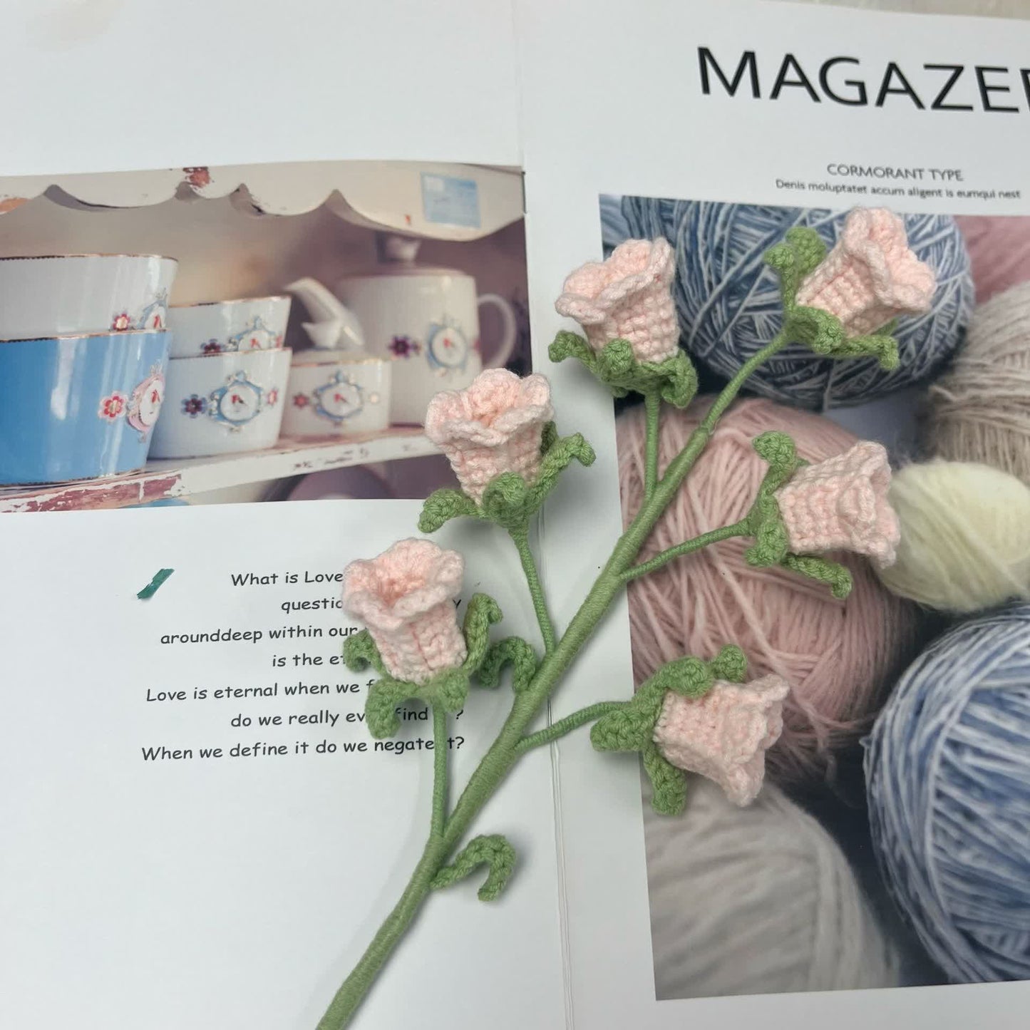 Decorazione a forma di campanula lavorata a maglia e all'uncinetto