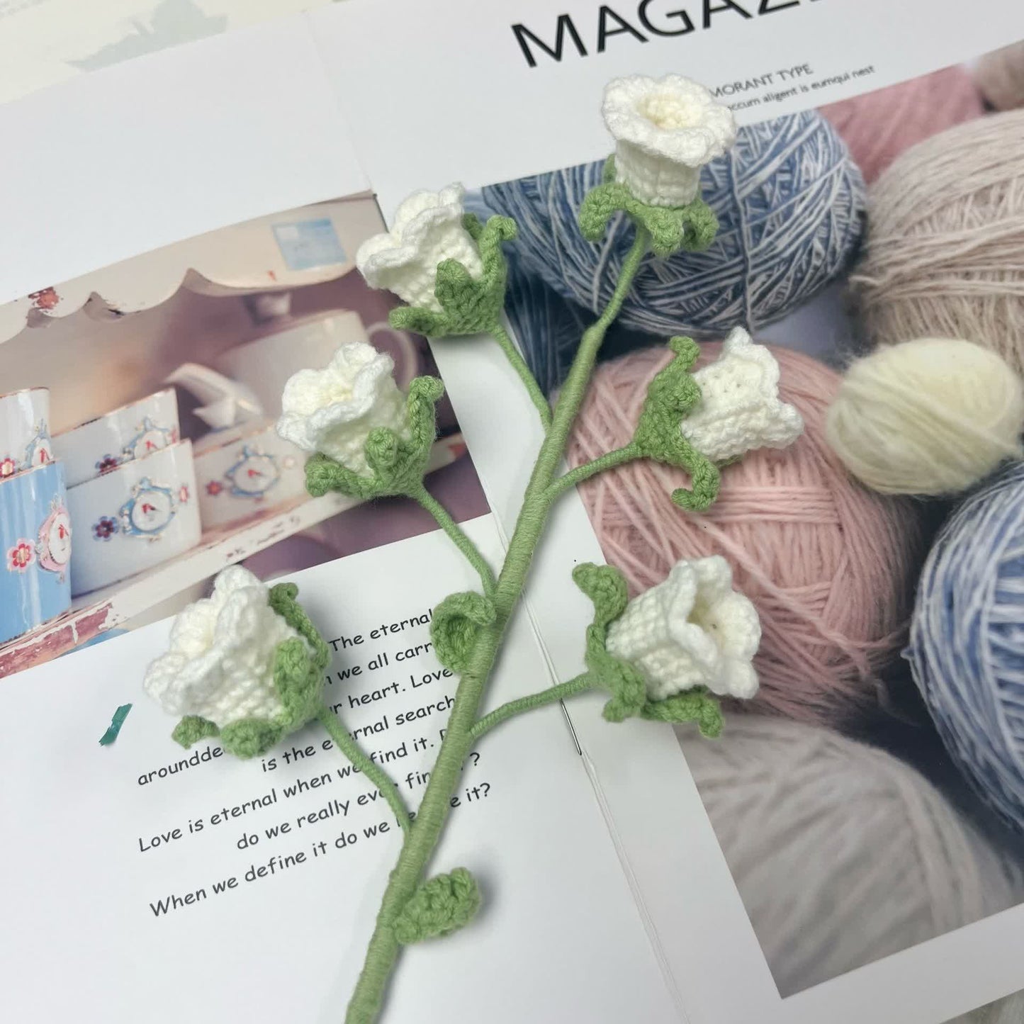 Decorazione a forma di campanula lavorata a maglia e all'uncinetto