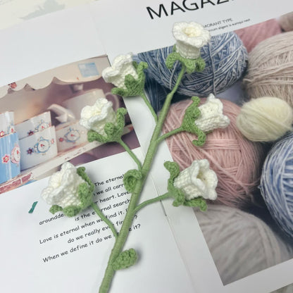 Decorazione a forma di campanula lavorata a maglia e all'uncinetto