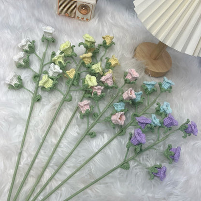 Decorazione a forma di campanula lavorata a maglia e all'uncinetto