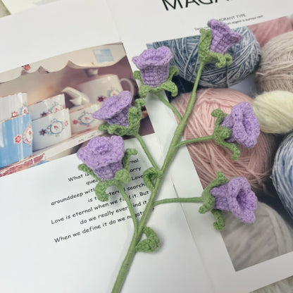 Decorazione a forma di campanula lavorata a maglia e all'uncinetto