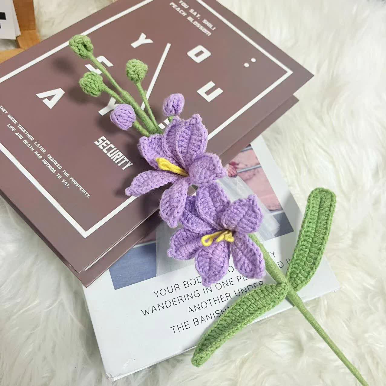 Bouquet di fiori Montbretia lavorato a maglia e all'uncinetto fatto a mano
