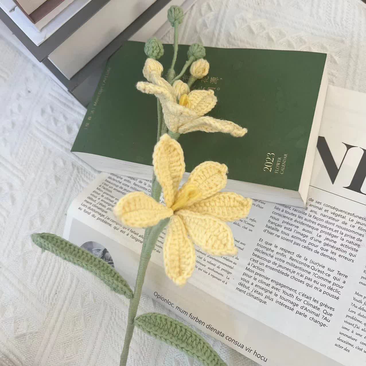 Bouquet di fiori Montbretia lavorato a maglia e all'uncinetto fatto a mano