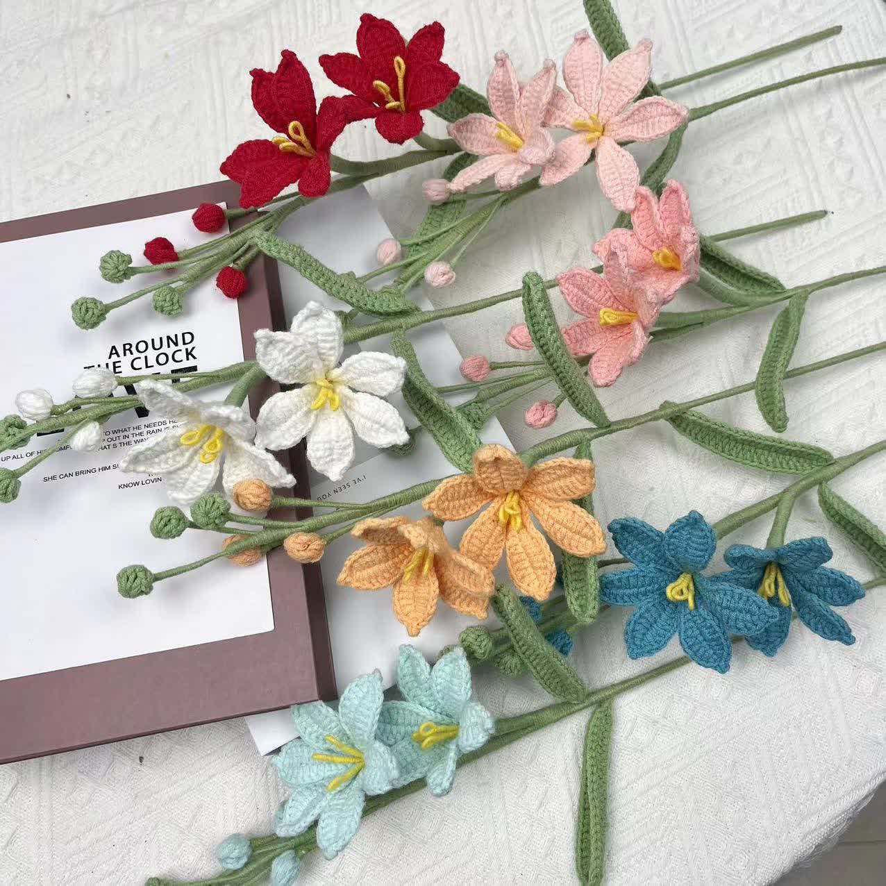 Bouquet di fiori Montbretia lavorato a maglia e all'uncinetto fatto a mano