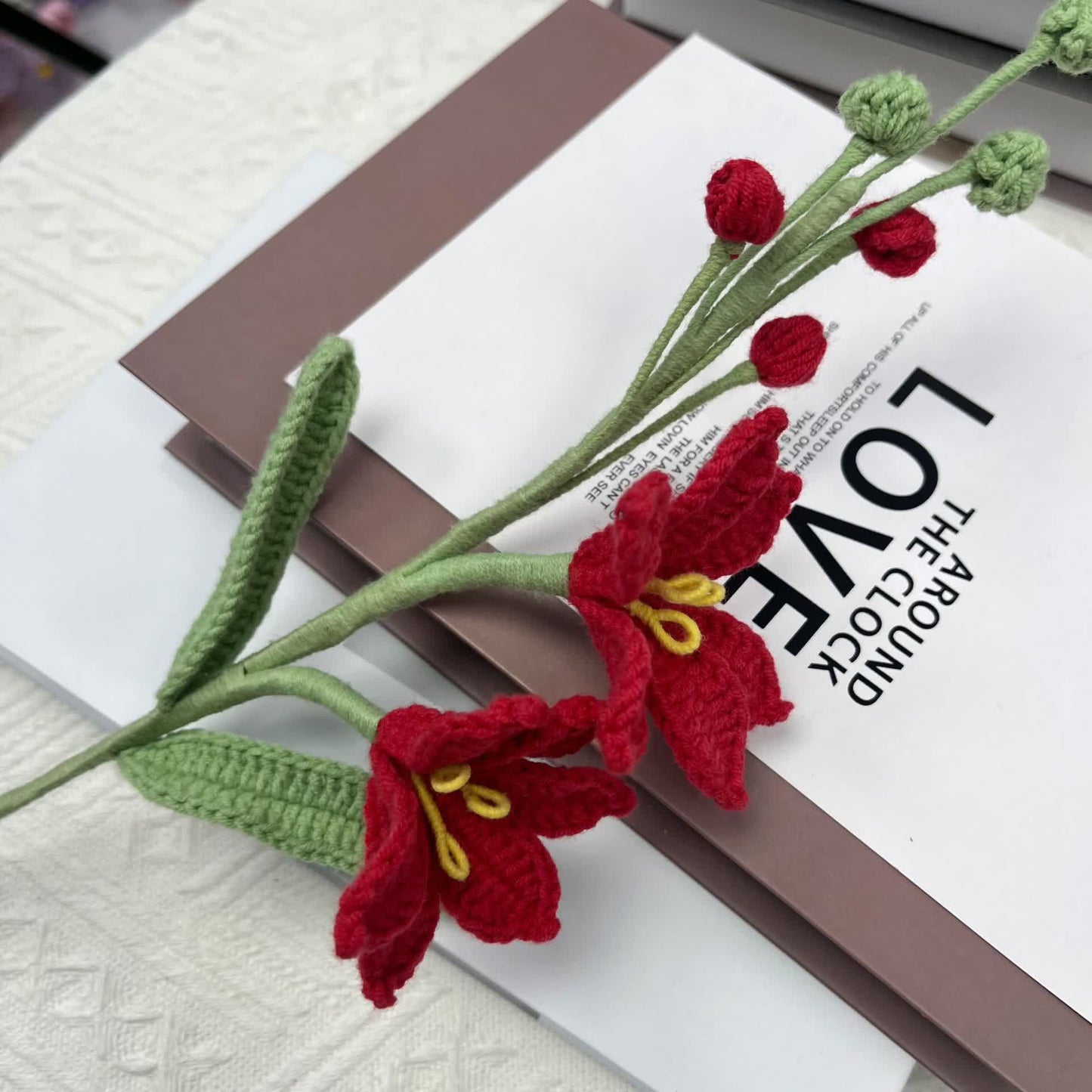 Bouquet di fiori Montbretia lavorato a maglia e all'uncinetto fatto a mano