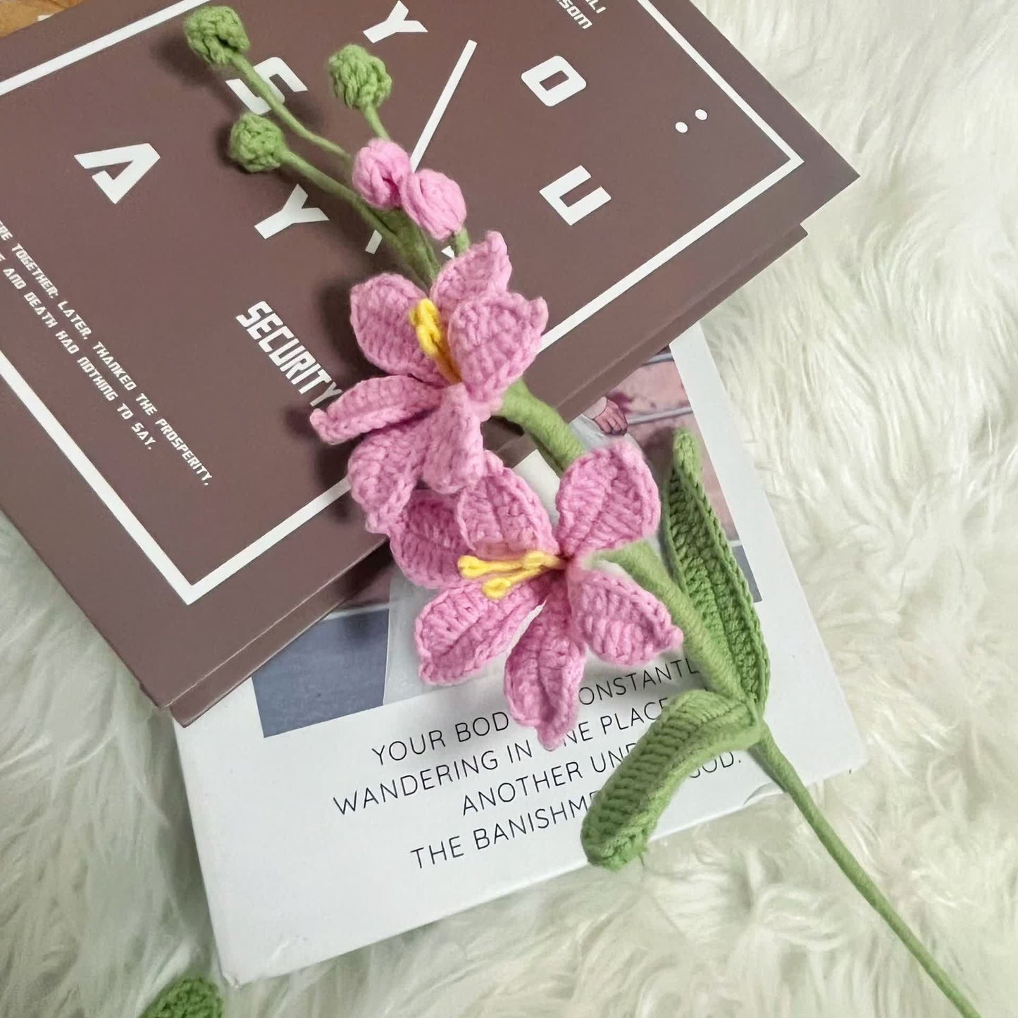 Bouquet di fiori Montbretia lavorato a maglia e all'uncinetto fatto a mano