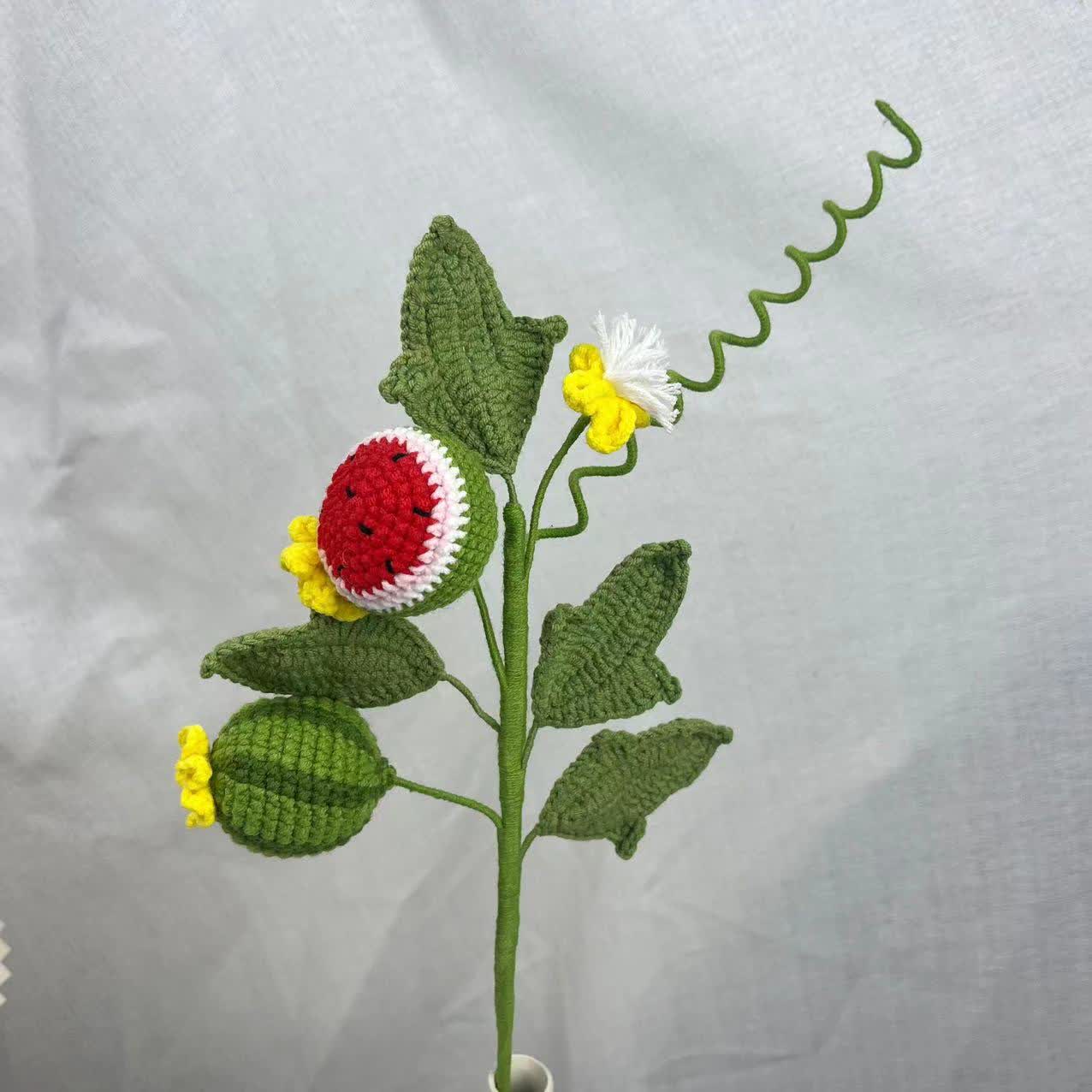 Bouquet creativo di frutta lavorato a maglia e all'uncinetto fatto a mano