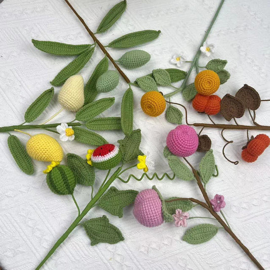 Bouquet creativo di frutta lavorato a maglia e all'uncinetto fatto a mano