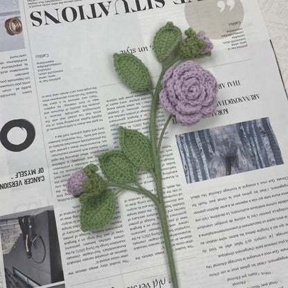 Bouquet di rami di camelia lavorati a maglia e all'uncinetto