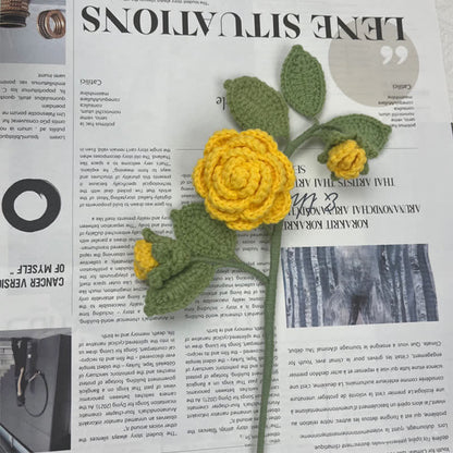 Bouquet di rami di camelia lavorati a maglia e all'uncinetto