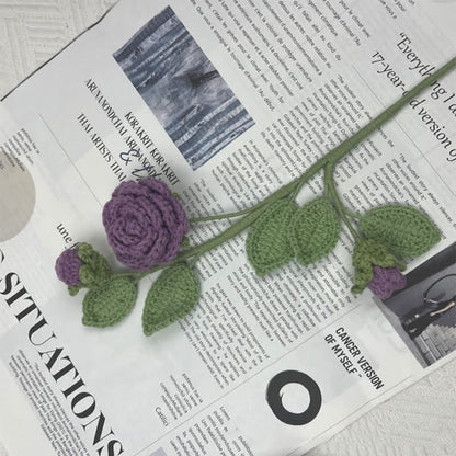 Bouquet di rami di camelia lavorati a maglia e all'uncinetto