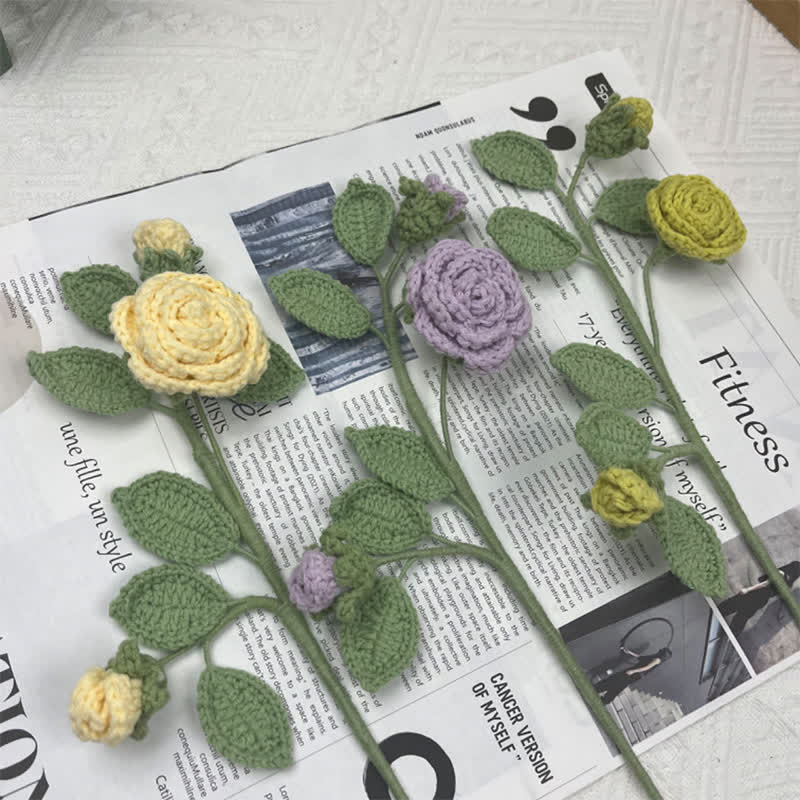 Bouquet di rami di camelia lavorati a maglia e all'uncinetto