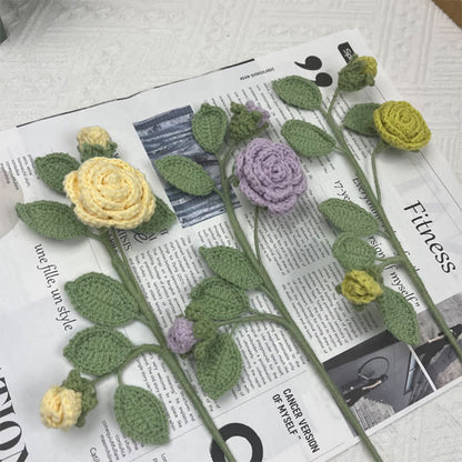 Bouquet di rami di camelia lavorati a maglia e all'uncinetto