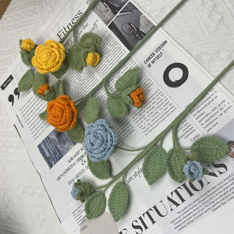 Bouquet di rami di camelia lavorati a maglia e all'uncinetto