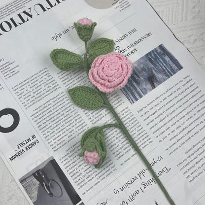 Bouquet di rami di camelia lavorati a maglia e all'uncinetto