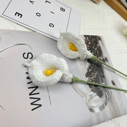 Bouquet di calle lavorate a maglia e all'uncinetto a mano