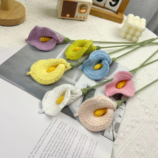 Bouquet di calle lavorate a maglia e all'uncinetto a mano